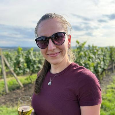 Karolína - grafička a správce sociálních sítí pečující o vizuální identitu Inner Authority
